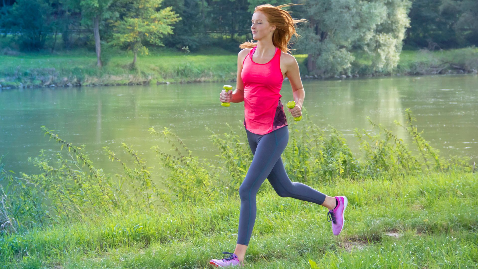 Correr con peso, la tendencia en fitness que causa furor a examen