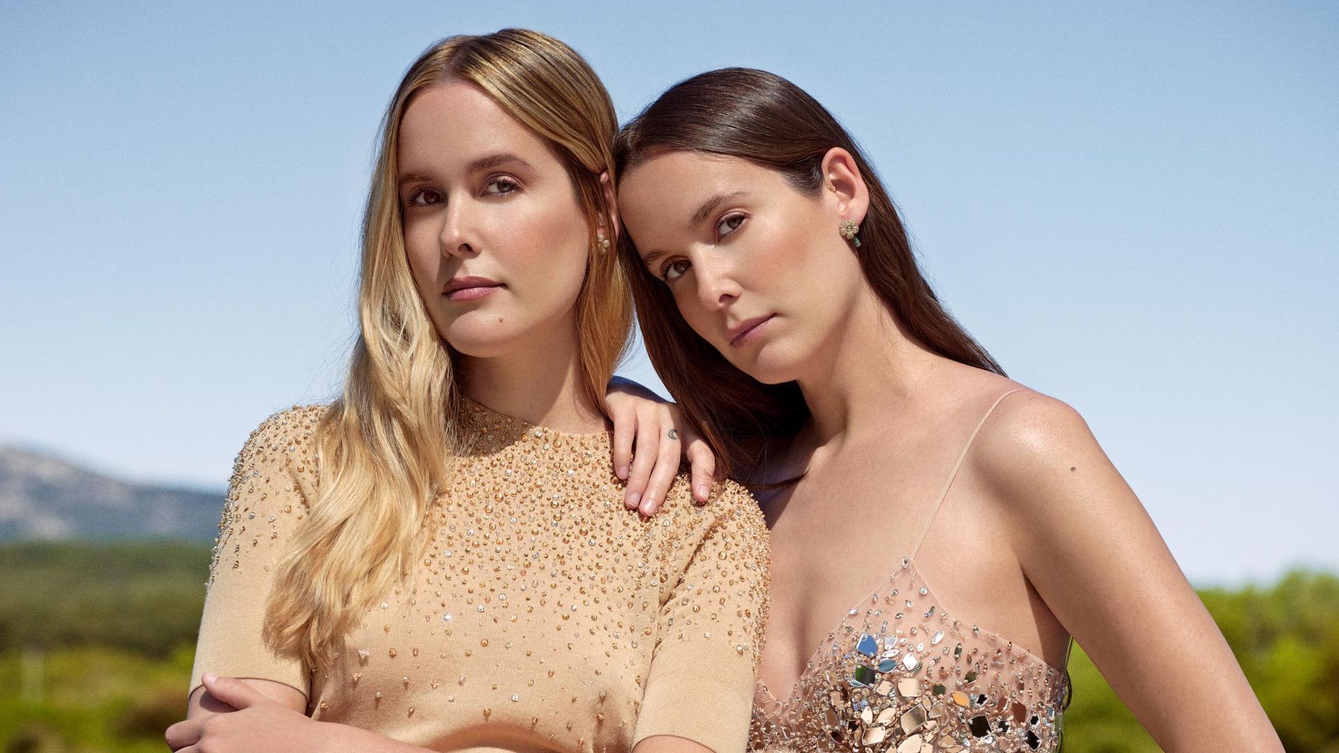 En ¡HOLA!, Lucía y Helena Cuesta, dos gemelas de moda en el mundo del diseño, dan la bienvenida al verano con estilo y personalidad