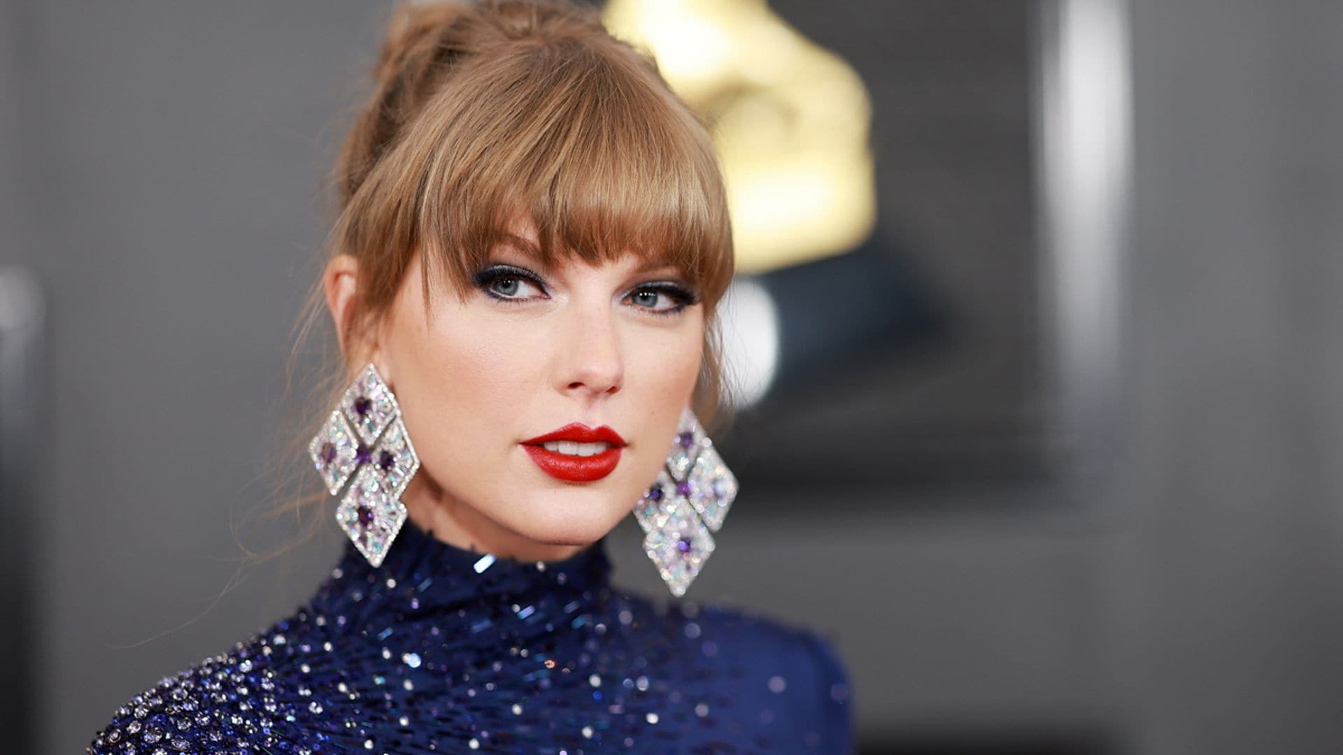 Las carísimas joyas de Taylor Swift en los Grammy: casi tres millones en diamantes, zafiros y oro blanco