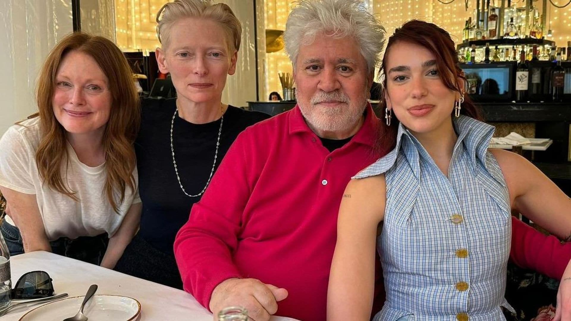 Dua Lipa comiendo en el restaurante BiBo de Madrid, con los protagonistas de La Habitación de al lado, Julianne Moore, Tilda Swinton y su director Pedro Almodóvar.