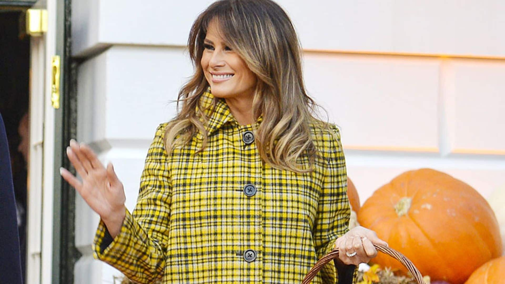 Melania Trump renueva su colección de abrigos caros con el estampado de las 'royals' británicas