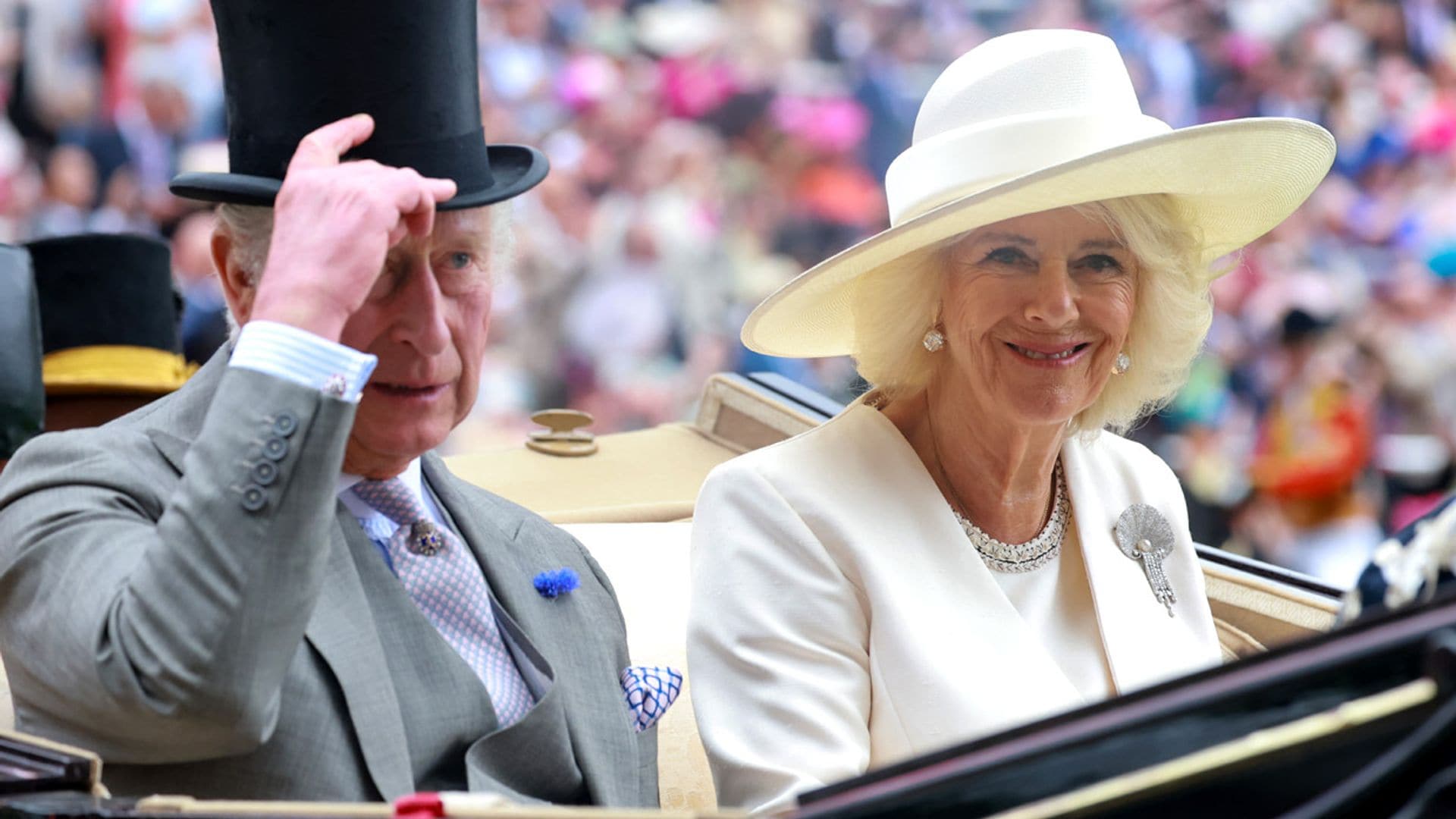 Camilla debuta en Ascot como Reina y estrena el broche de Isabel II al que estaba predestinada