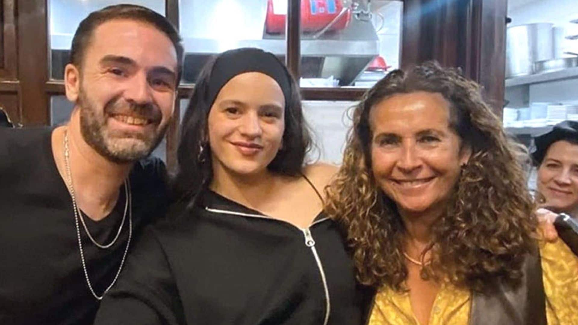 Rosalía revoluciona a sus fans en Sevilla cenando en un bar de tapas