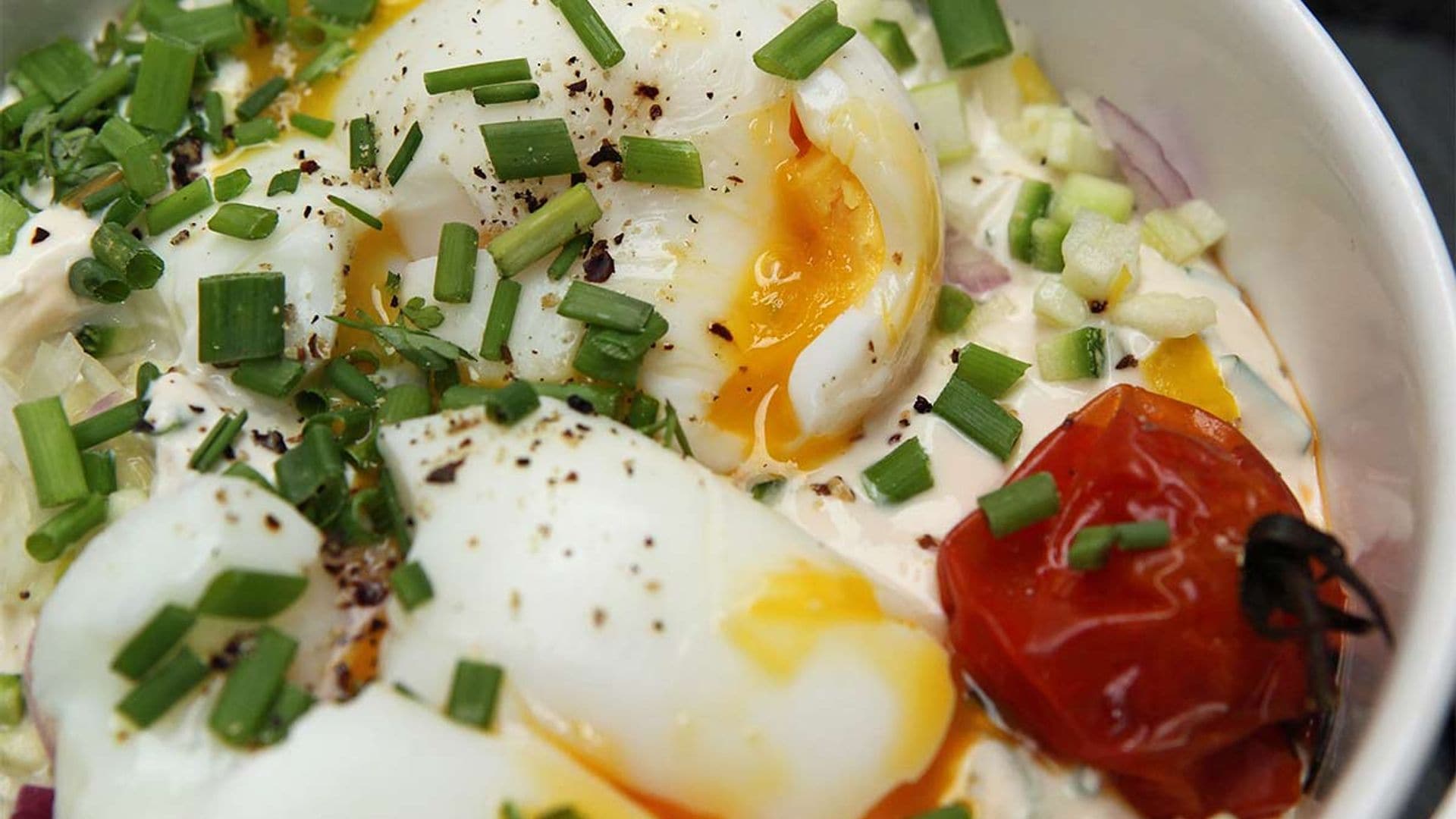 Huevos 'mollet' con tomatitos asados y trufa negra