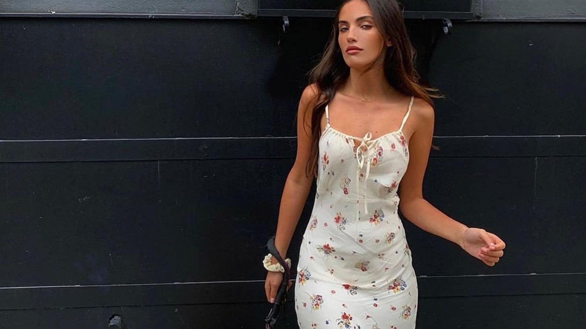 Vestidos de flores para chicas que no se complican a la hora de vestirse pero siempre son las más elegantes