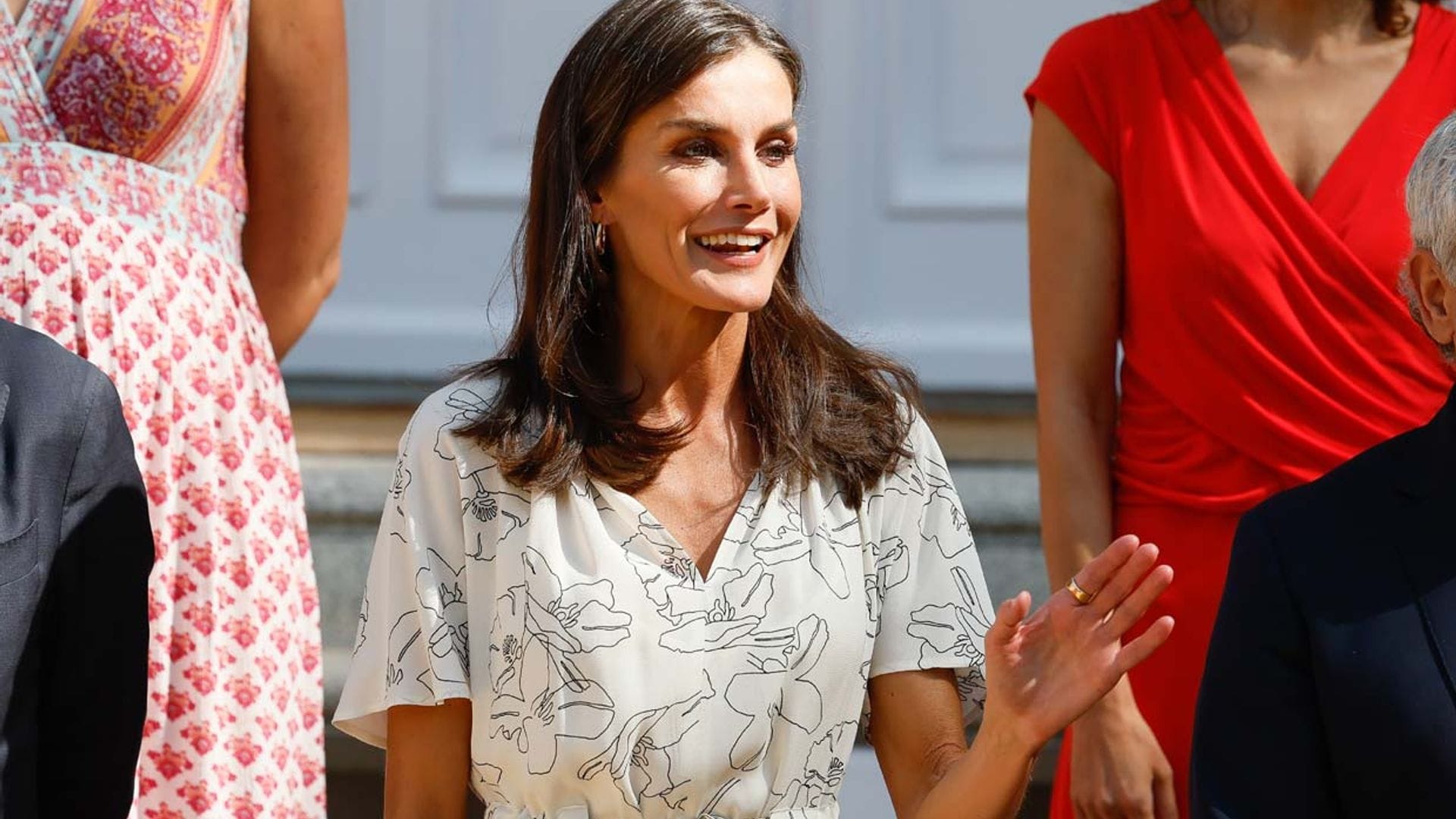 Doña Letizia estrena un vestido sostenible de flores que es perfecto para llevar con alpargatas