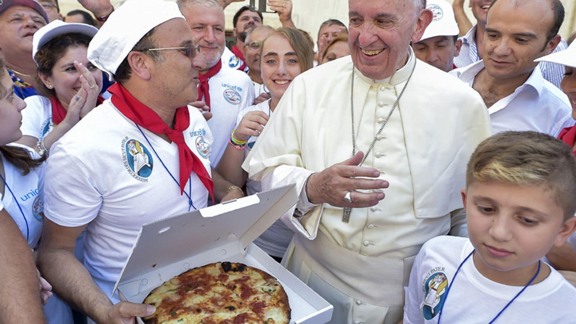 ¡Pizza napolitana para todos! El Papa Francisco invita a comer a 1.500 sintecho