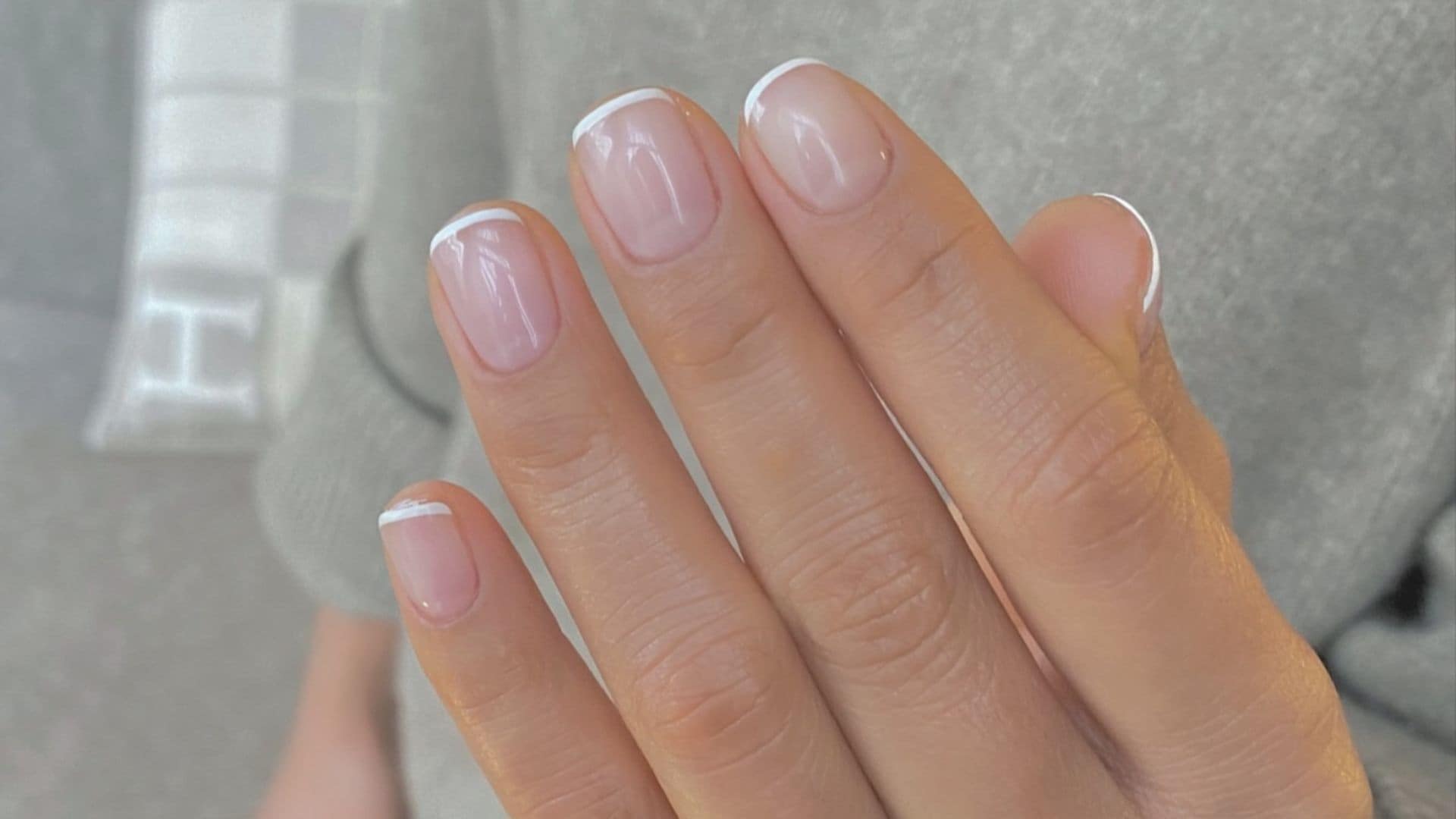 'Glow french': cómo conseguir la manicura francesa más minimalista y elegante del momento