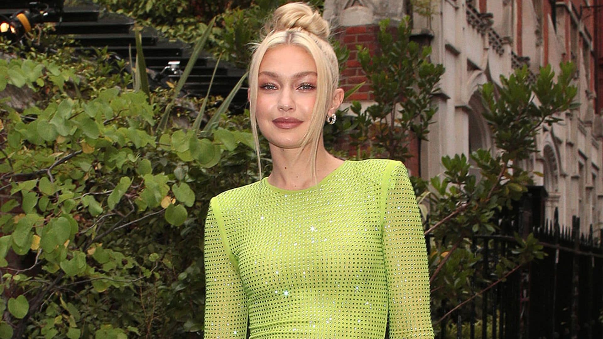 Gigi Hadid apuesta por el neón de tendencia que favorece a las rubias en su último look de invitada