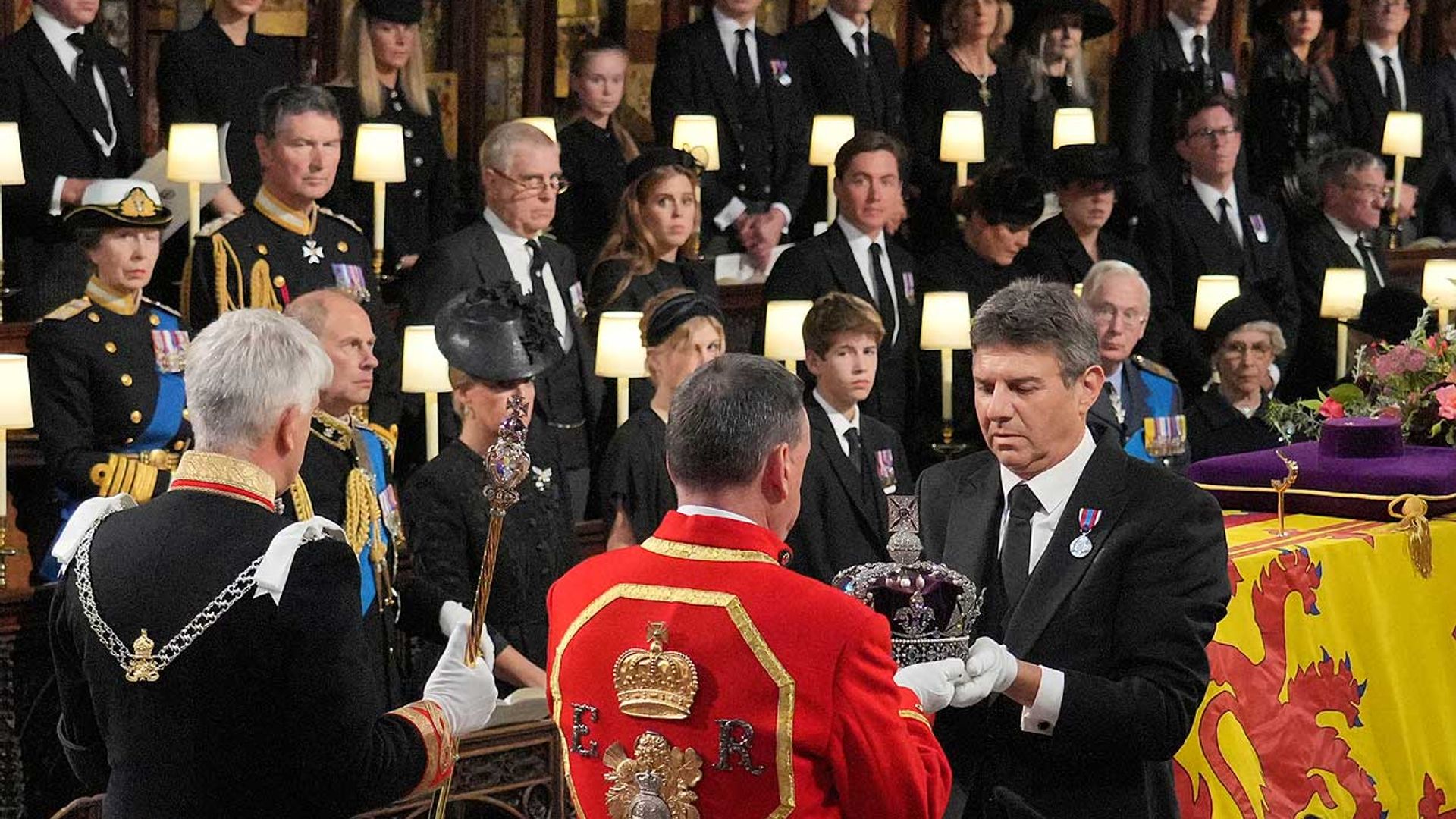 Así ha sido el emotivo momento en el que se ha retirado la corona, el cetro y el orbe del ataúd de Isabel II ante el rey Carlos