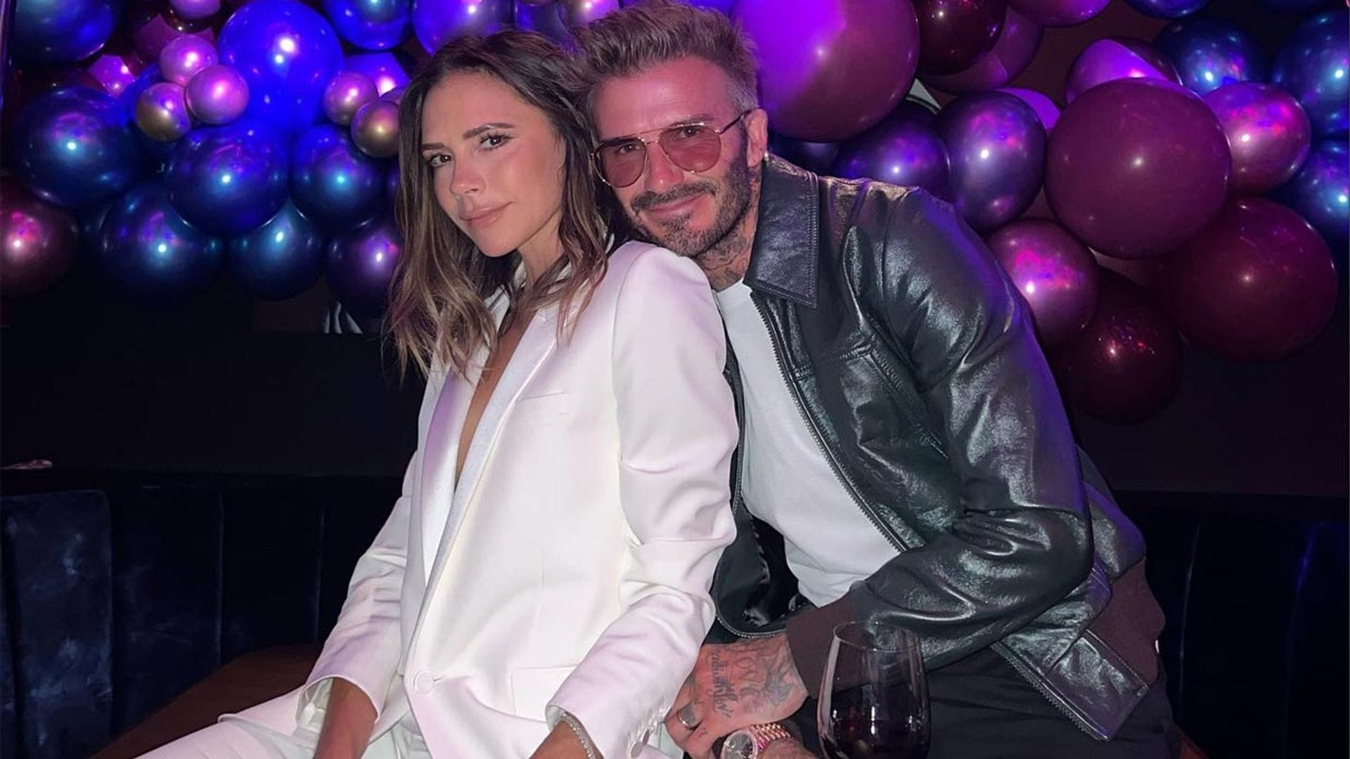 El traje blanco de Victoria Beckham que vuelve a unir su armario con la realeza