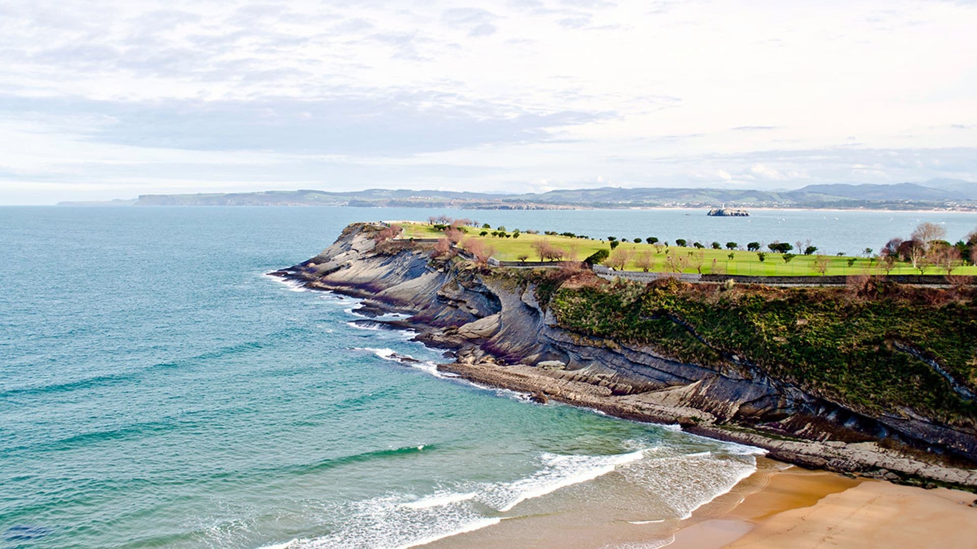 Acantilados de Cantabria a los que asomarte este verano