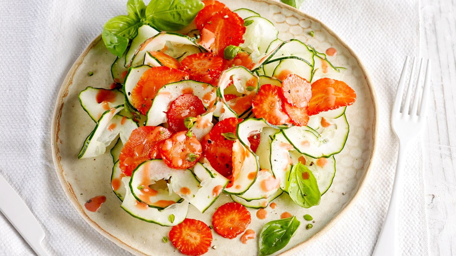 Ensalada de pepino y fresas