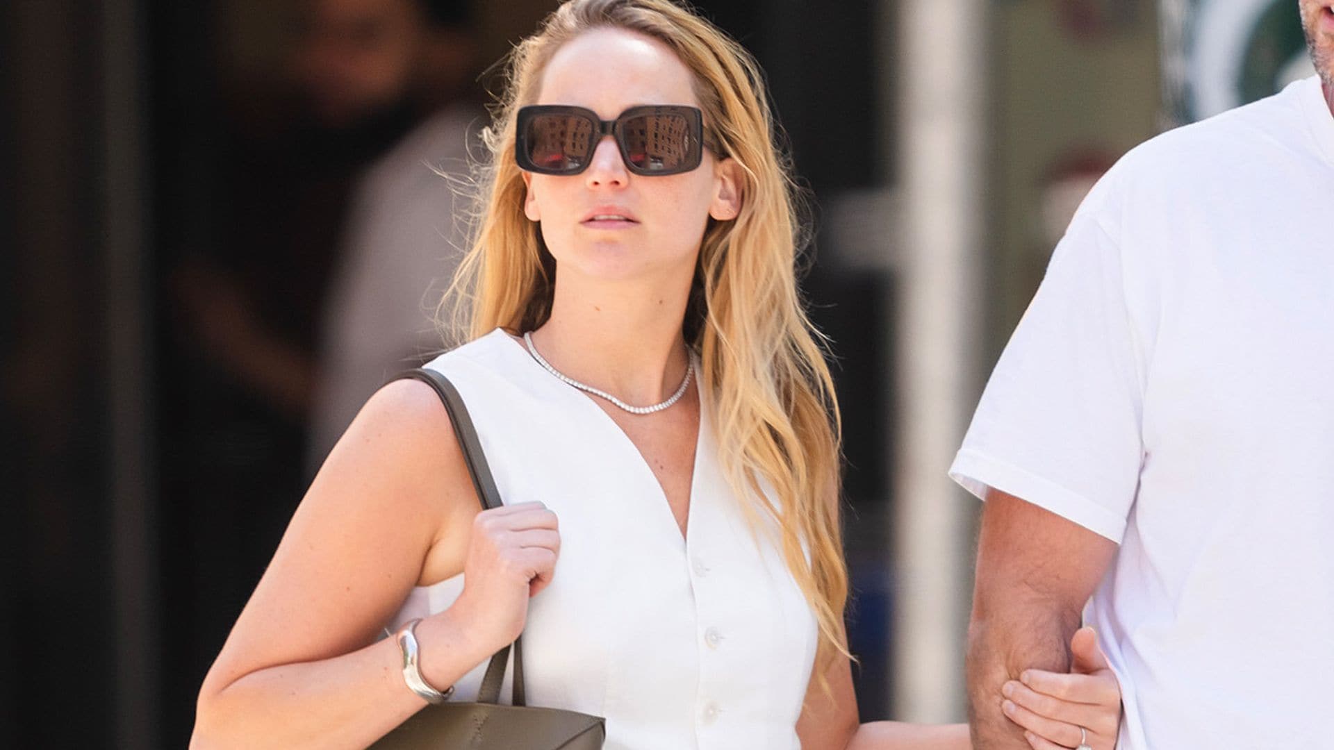 Jennifer Lawrence se rinde al chaleco 'Old money' que triunfa en Zara y otras tiendas españolas