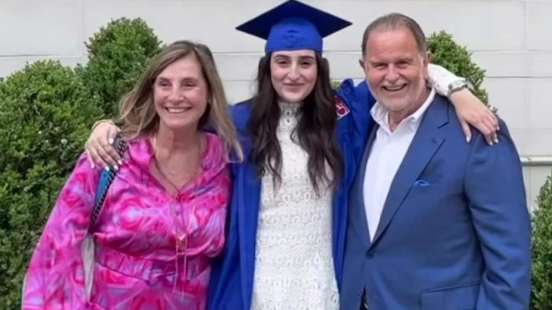 Mia, la hija de Raúl de Molina, celebra su graduación universitaria