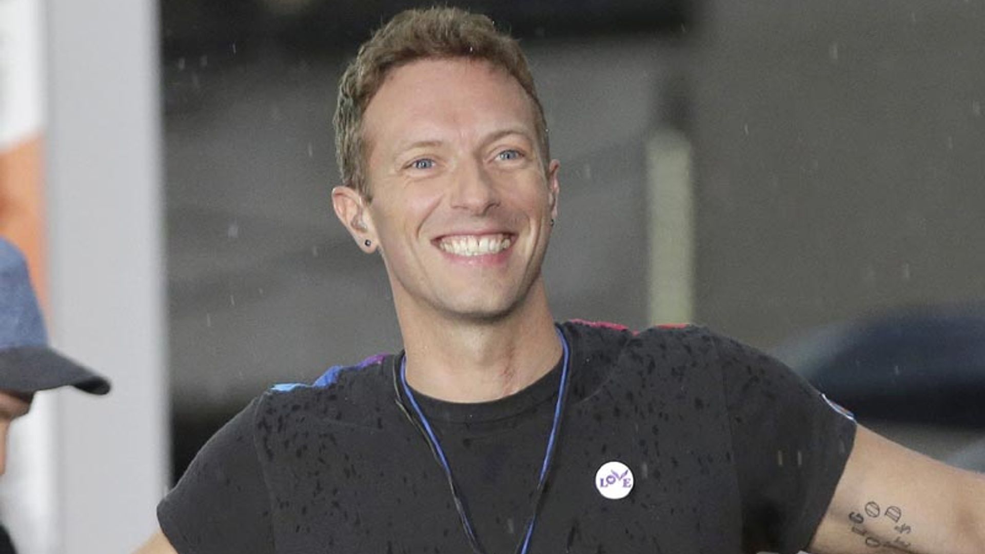 ¡Un sueño cumplido! Chris Martin sorprende a una joven ingresada en un hospital de Barcelona