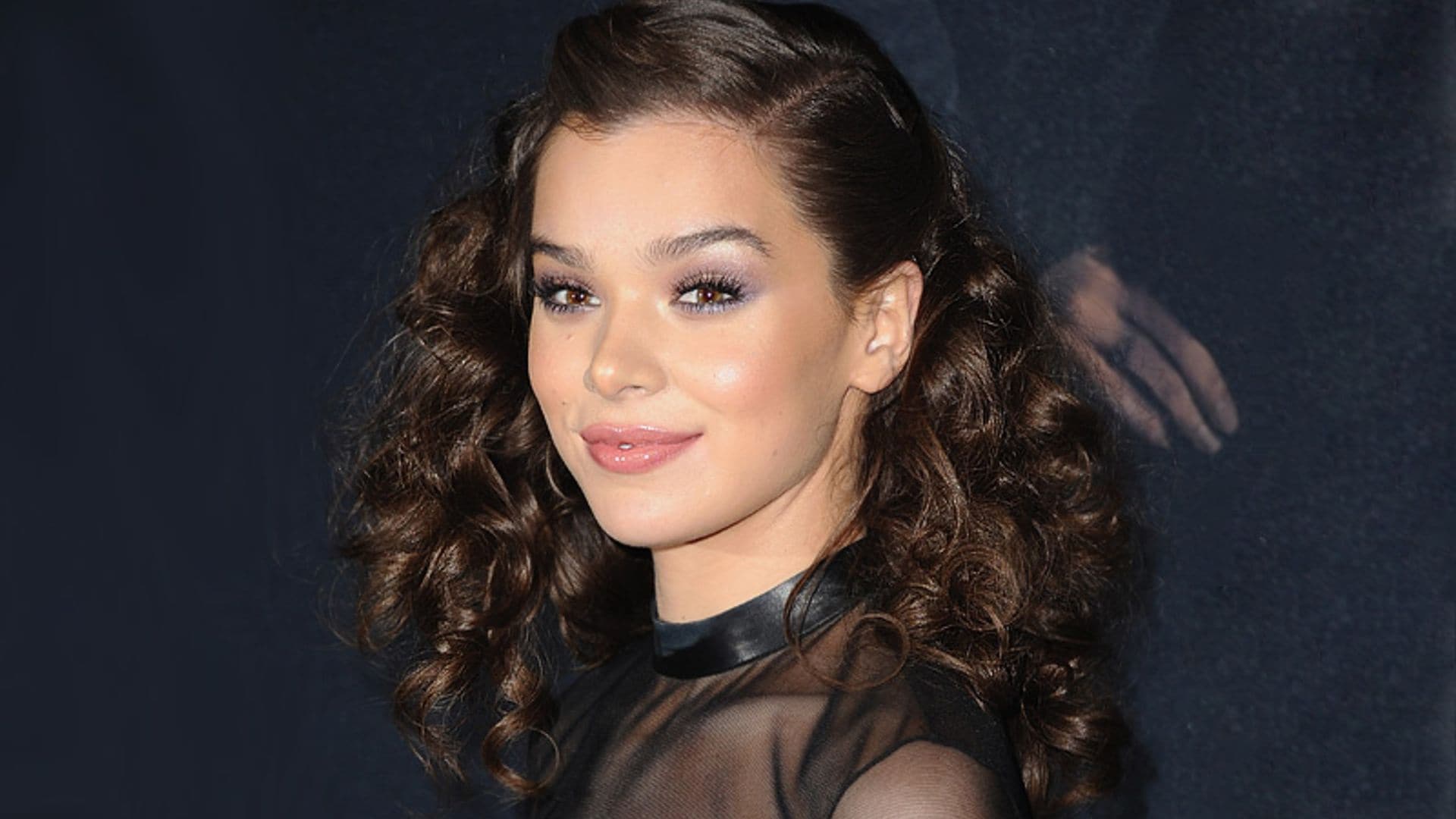 Hailee Steinfeld y su truco definitivo para lucir unas 'ondas disco'