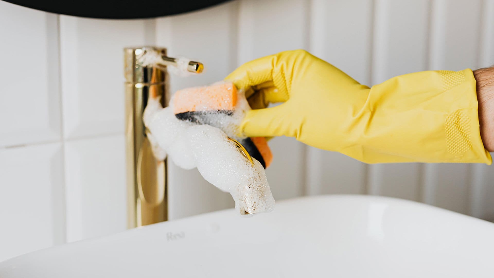 Cómo (y cuándo) limpiar los grifos de casa y mantenerlos libres de cal