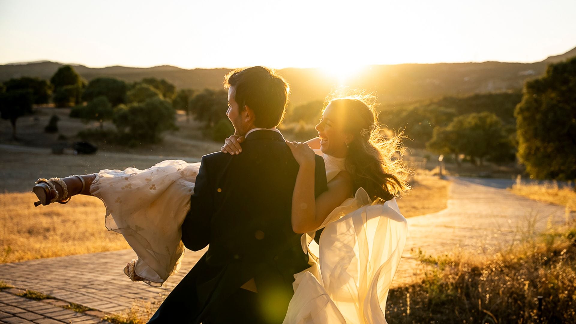 Bea, la novia que eligió un precioso vestido con capa inspirado en 'El tiempo entre Costuras' para su boda en Madrid