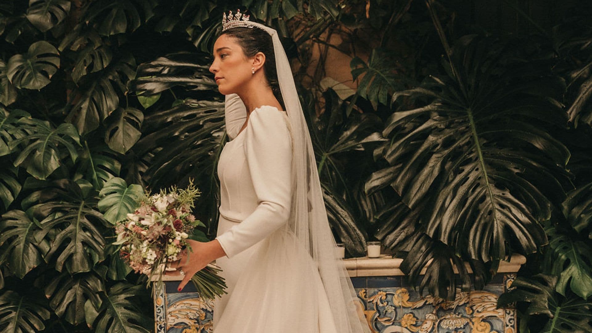 El sencillo vestido transformable que Ángela combinó con una tiara familiar de diamantes y rubíes para su boda en Sevilla