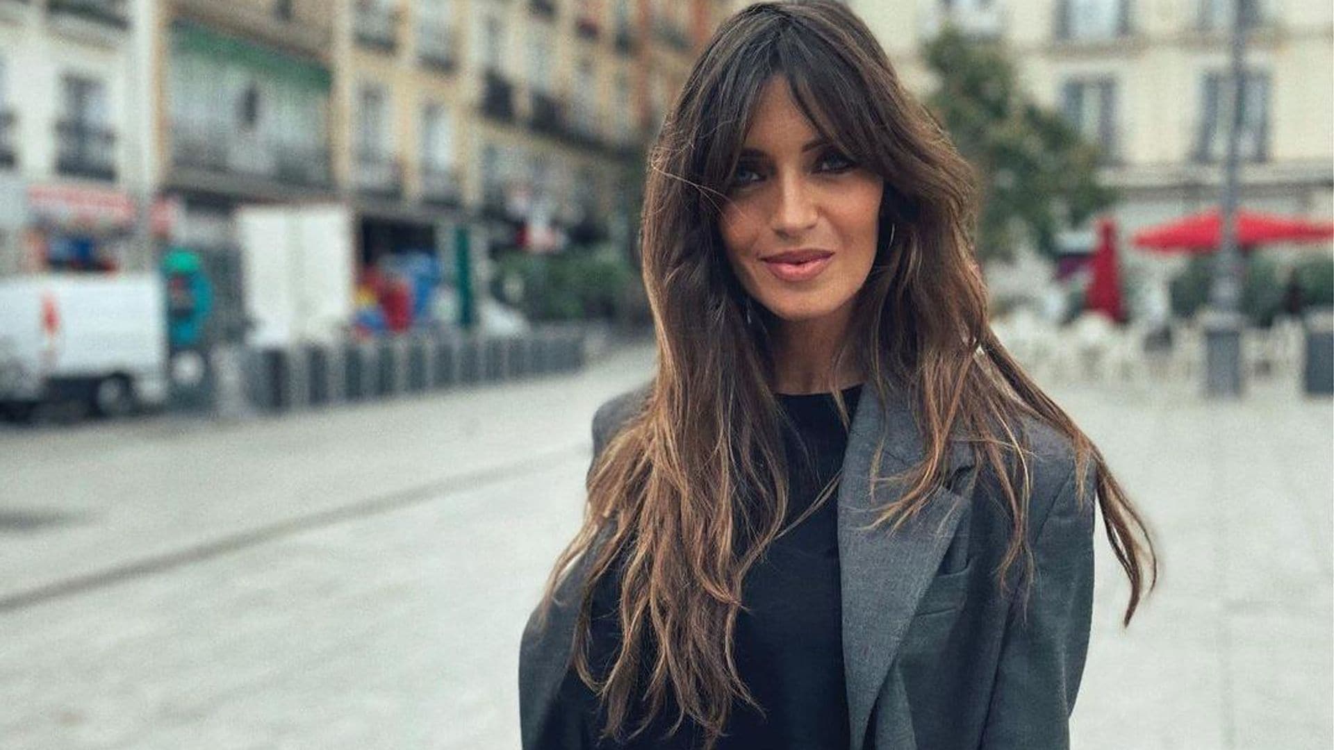 Sara Carbonero tiene el look ‘comfy’ de la temporada: abrigo oversize y zapatillas con plataforma