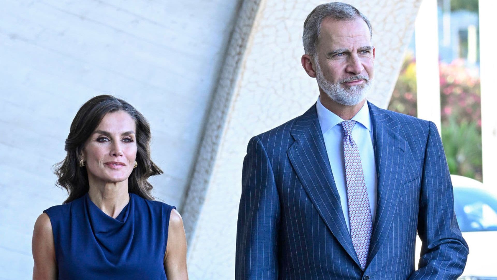 La reina Letizia recupera un estilismo de 2021 con falda envolvente y tacones metalizados