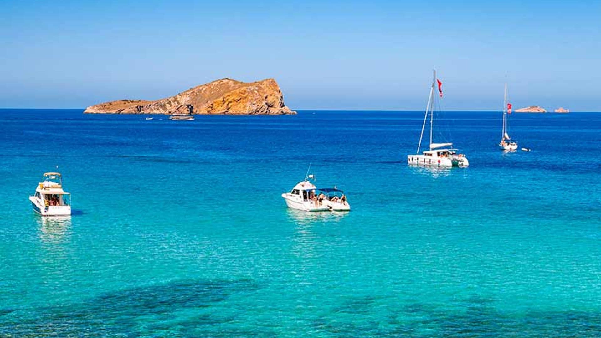 En velero por calas escondidas de la costa ibicenca