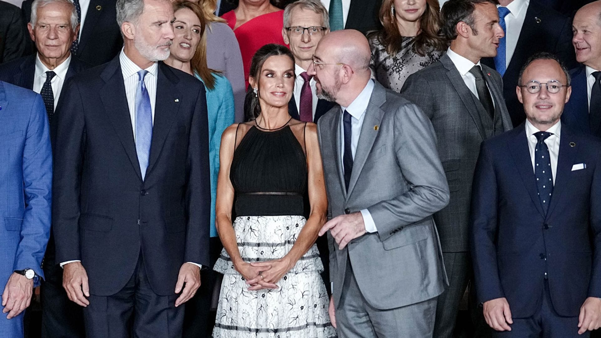 La Reina rescata en Granada el romántico vestido customizado de transparencias que estrenó hace cinco años