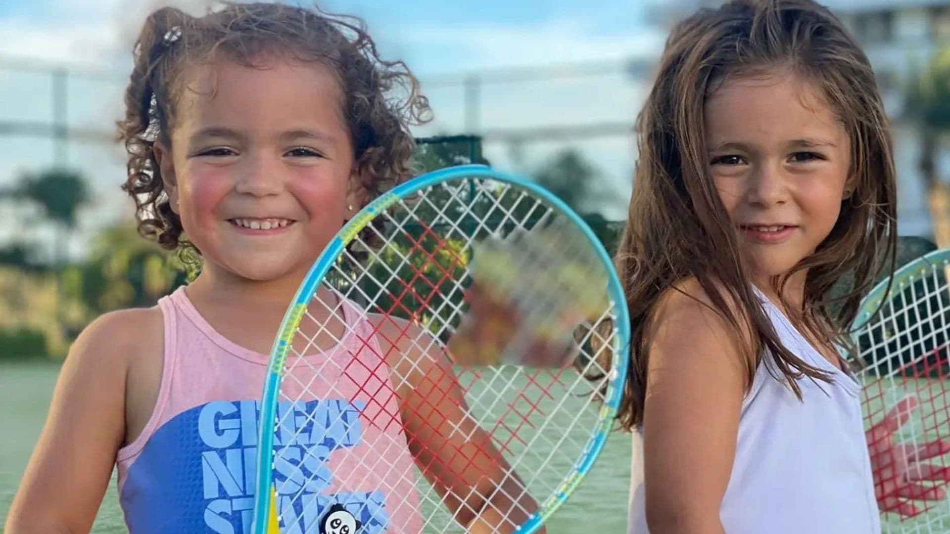 La nueva estrella del tenis tiene nombre: se llama Paula, y es una de las mellizas de Jacky Bracamontes