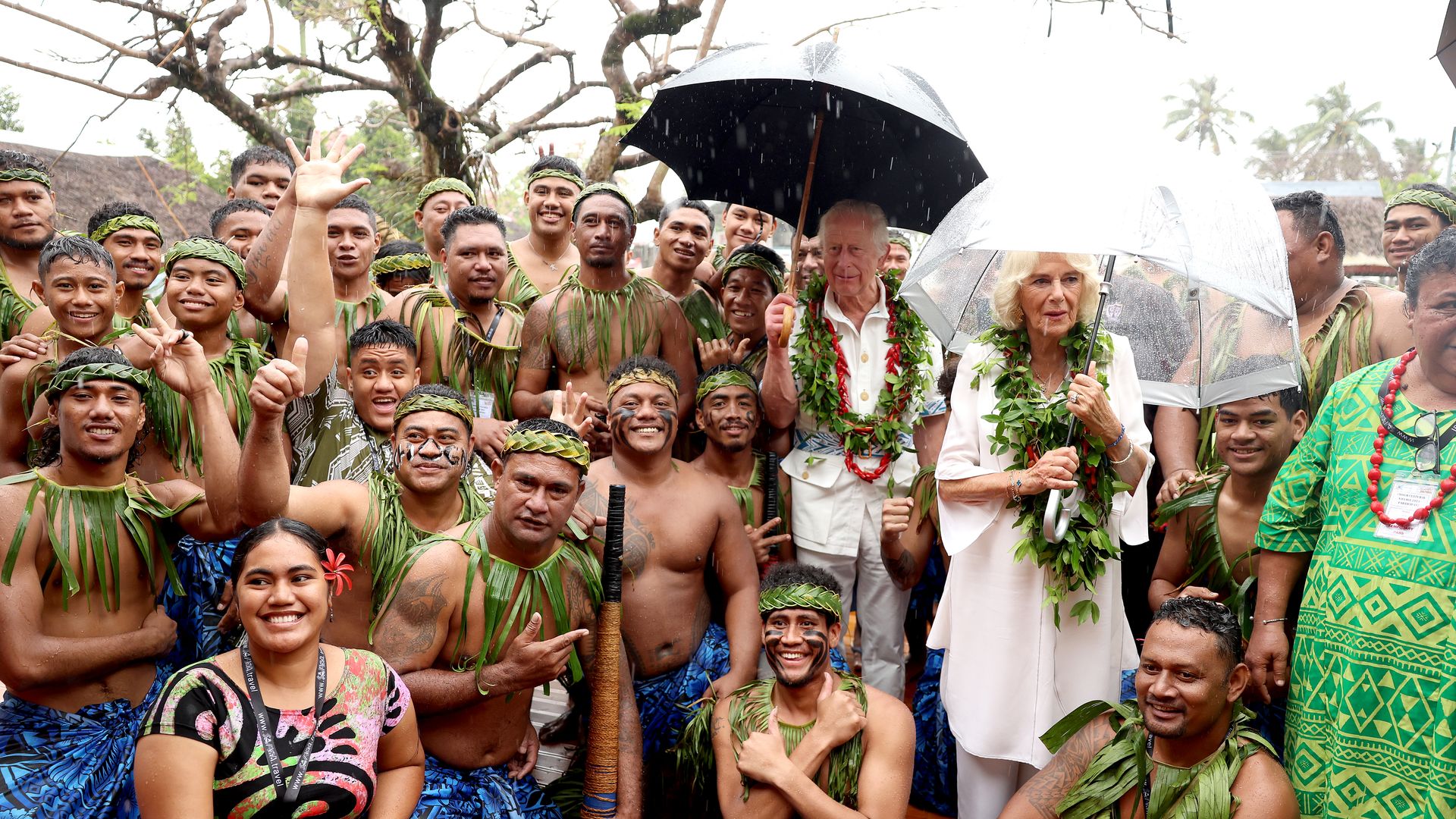 Carlos III recibe el título de 'gran jefe' y un cerdo en su primera visita a Samoa