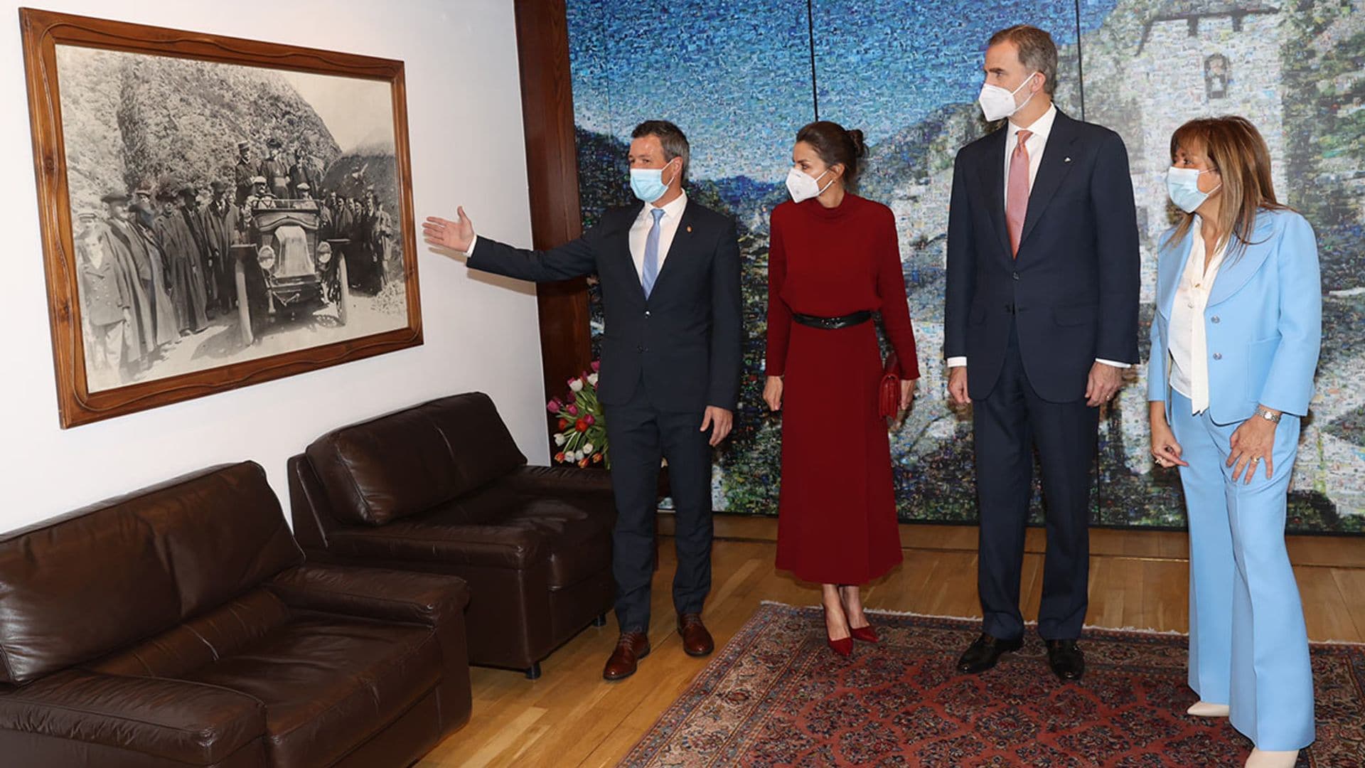 Un 'vuelo precioso', vítores y una foto que ha cautivado a doña Letizia: así han sido los primeros actos de los Reyes en Andorra