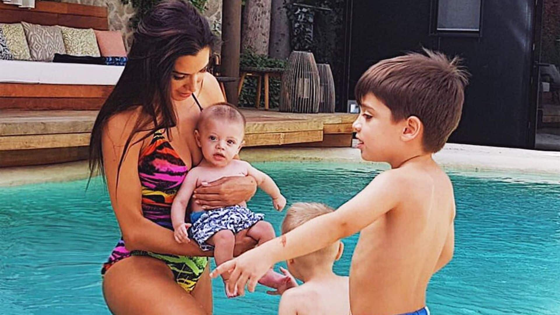 ¡Como pez en el agua! Pilar Rubio y sus hijos mayores enseñan a nadar al pequeño Alejandro