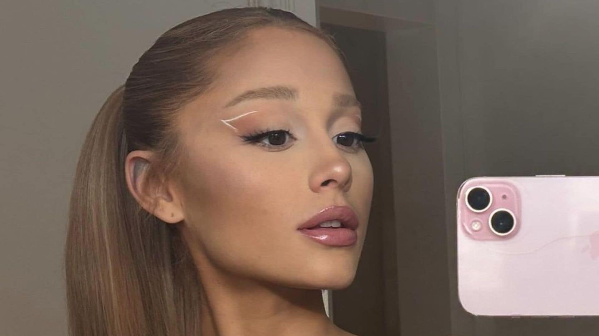 Ariana Grande nos enseña cómo hacer el 'eyeliner' más deseado de las pasarelas