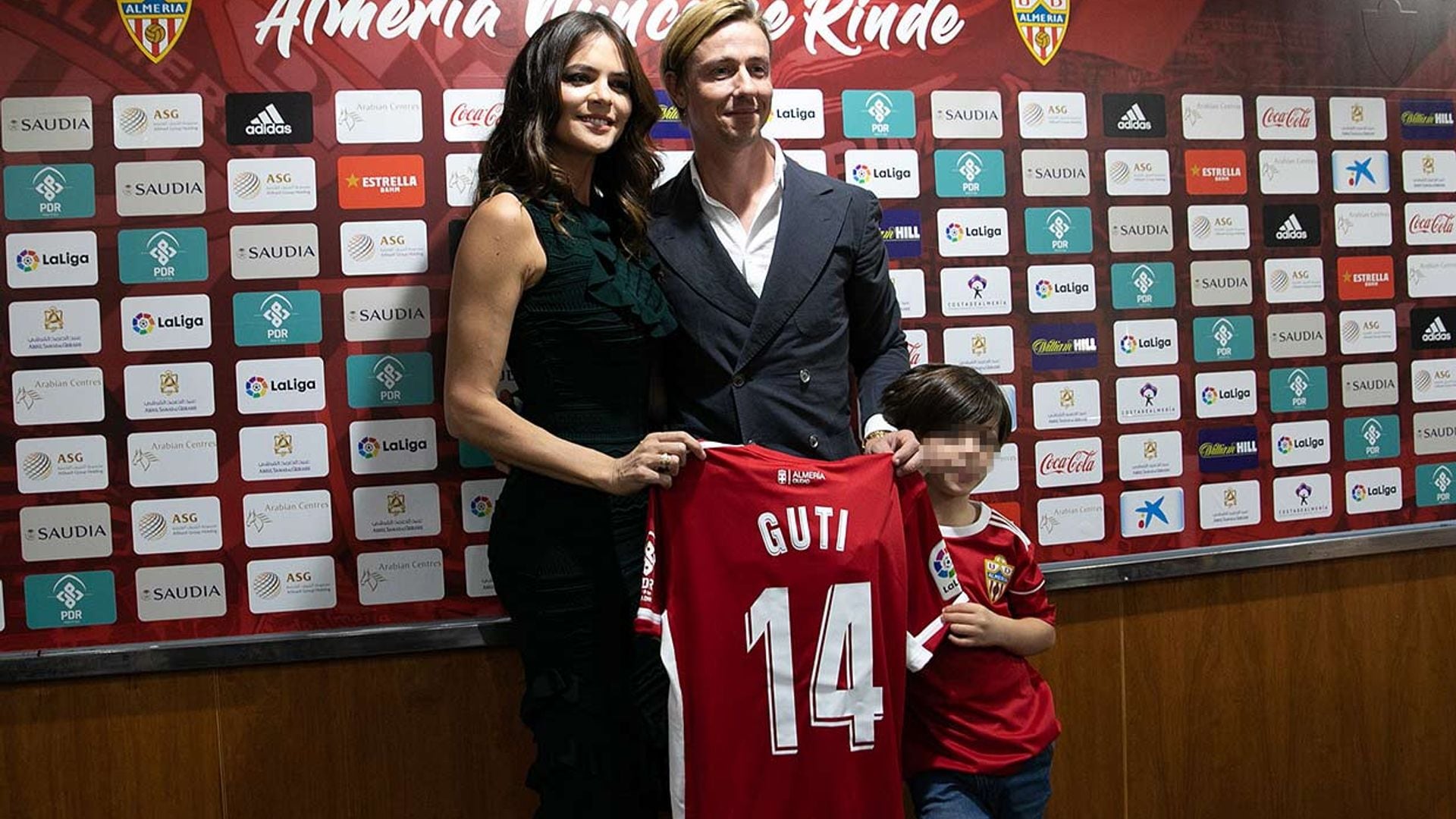 Guti 'aterriza' como una estrella en Almería junto a Romina Belluscio y su hijo Enzo