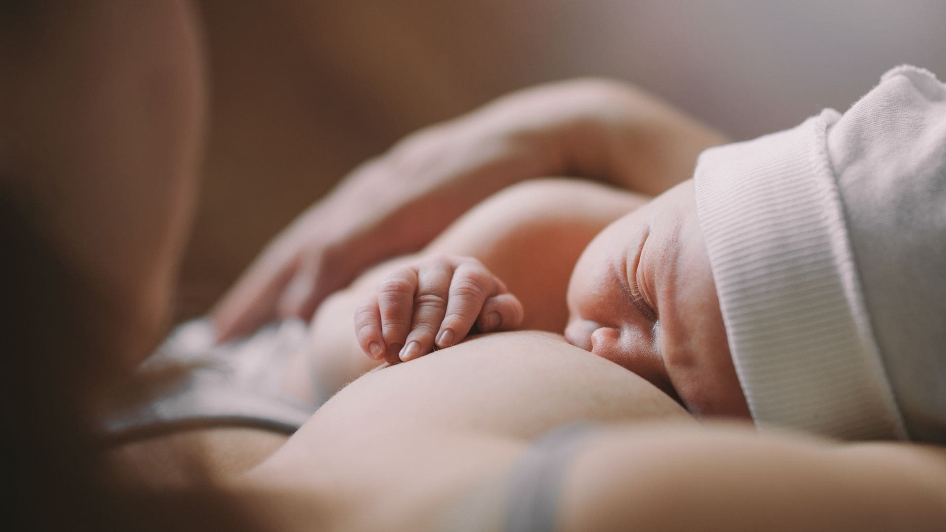 Recién nacido mama el pecho de su madre