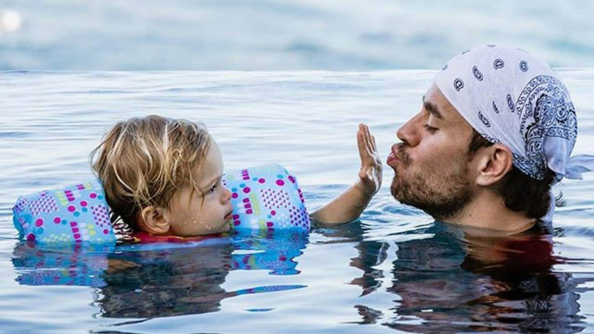 ¡Por agua y por aire! Enrique Iglesias comparte las fotos más tiernas con sus mellizos