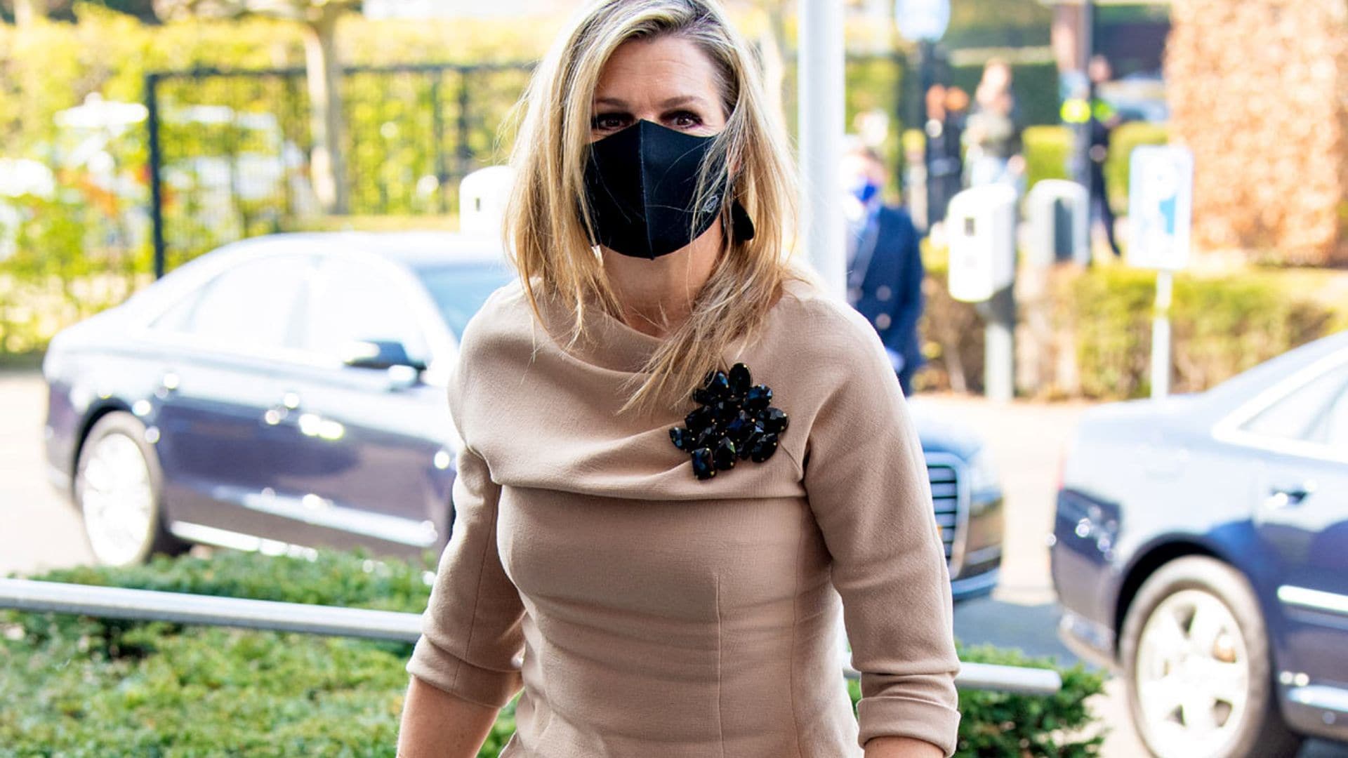 Máxima recupera el 'look palazzo' con el que parece más alta