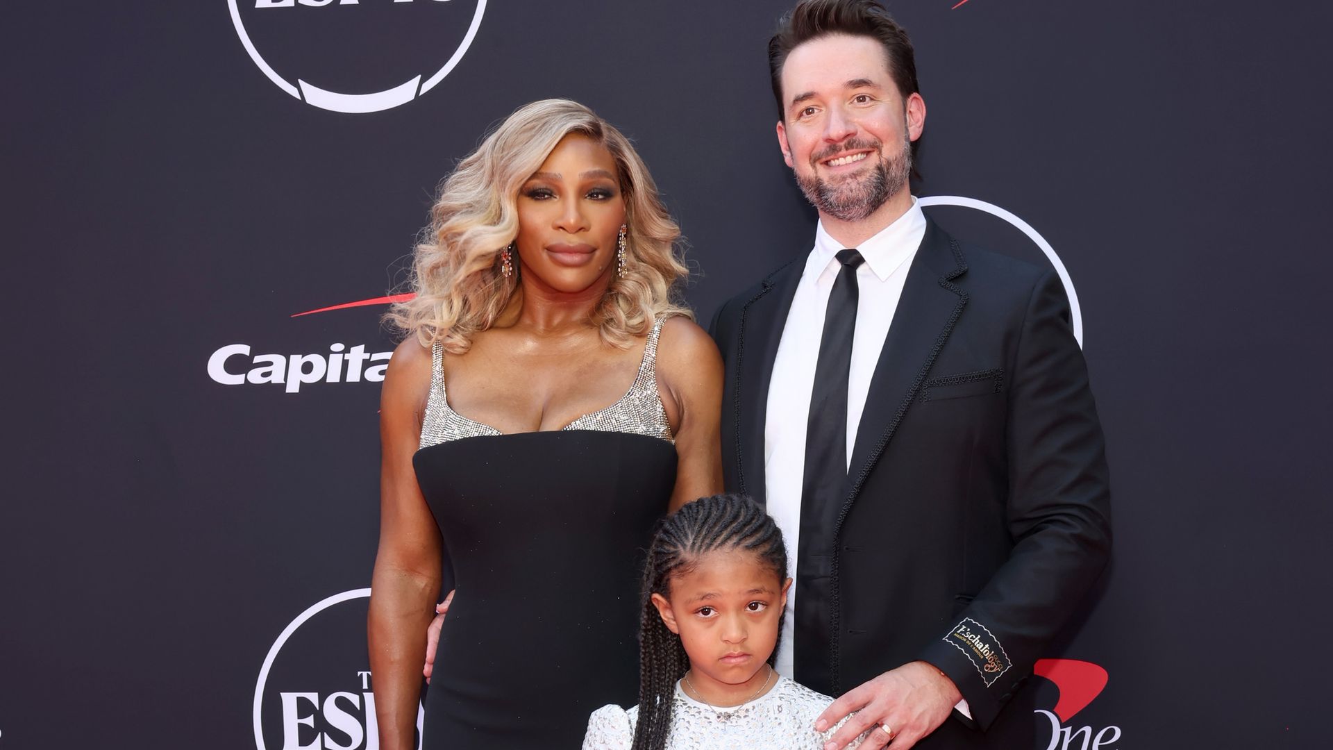 Serena Williams presenta los premios ESPY arropada por su marido y su hija de 6 años