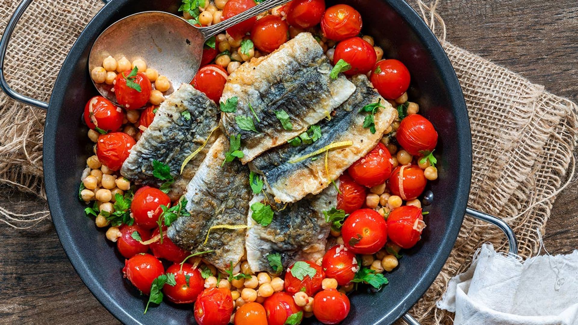 Sardinas rebozadas con garbanzos y tomates cherry