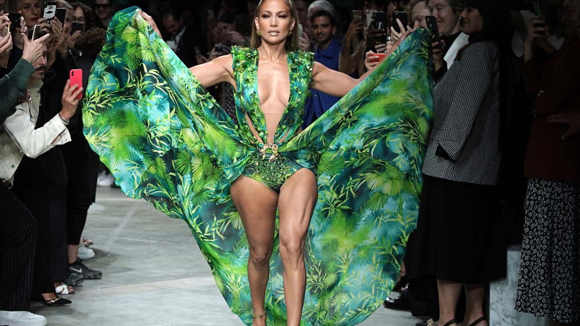 El estilo del 'jungle dress' de Jennifer López reaparece en la alfombra roja