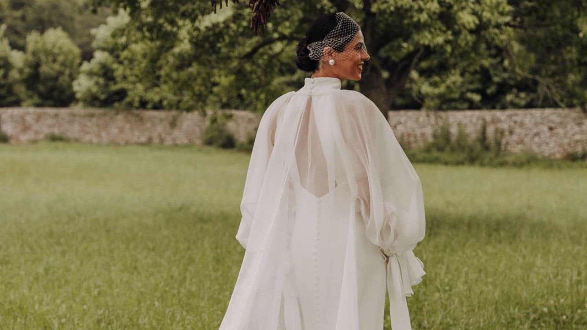 La boda viral de Cristina, la novia del vestido convertible y el tocado con redecilla que se casó en Cantabria