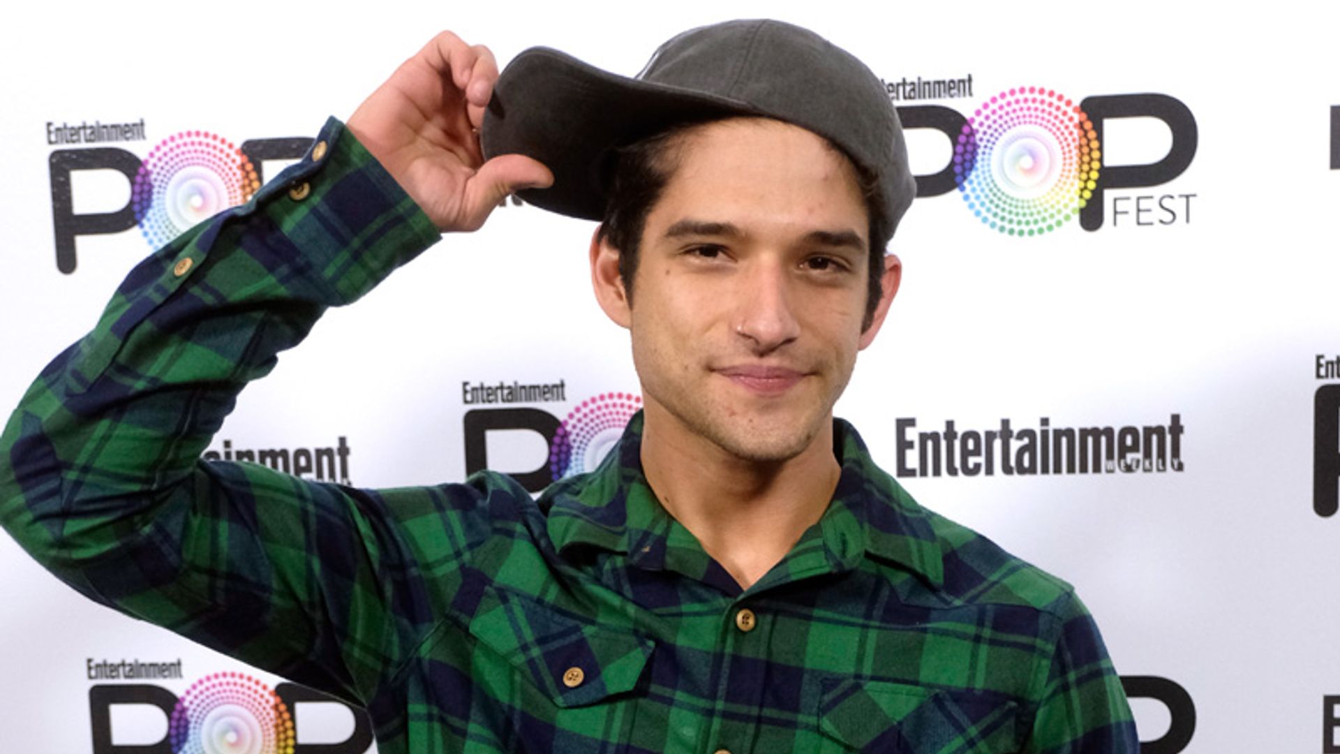 Gorras al estilo Tyler Posey para dar un toque 'cool' a tus 'outfits' este verano