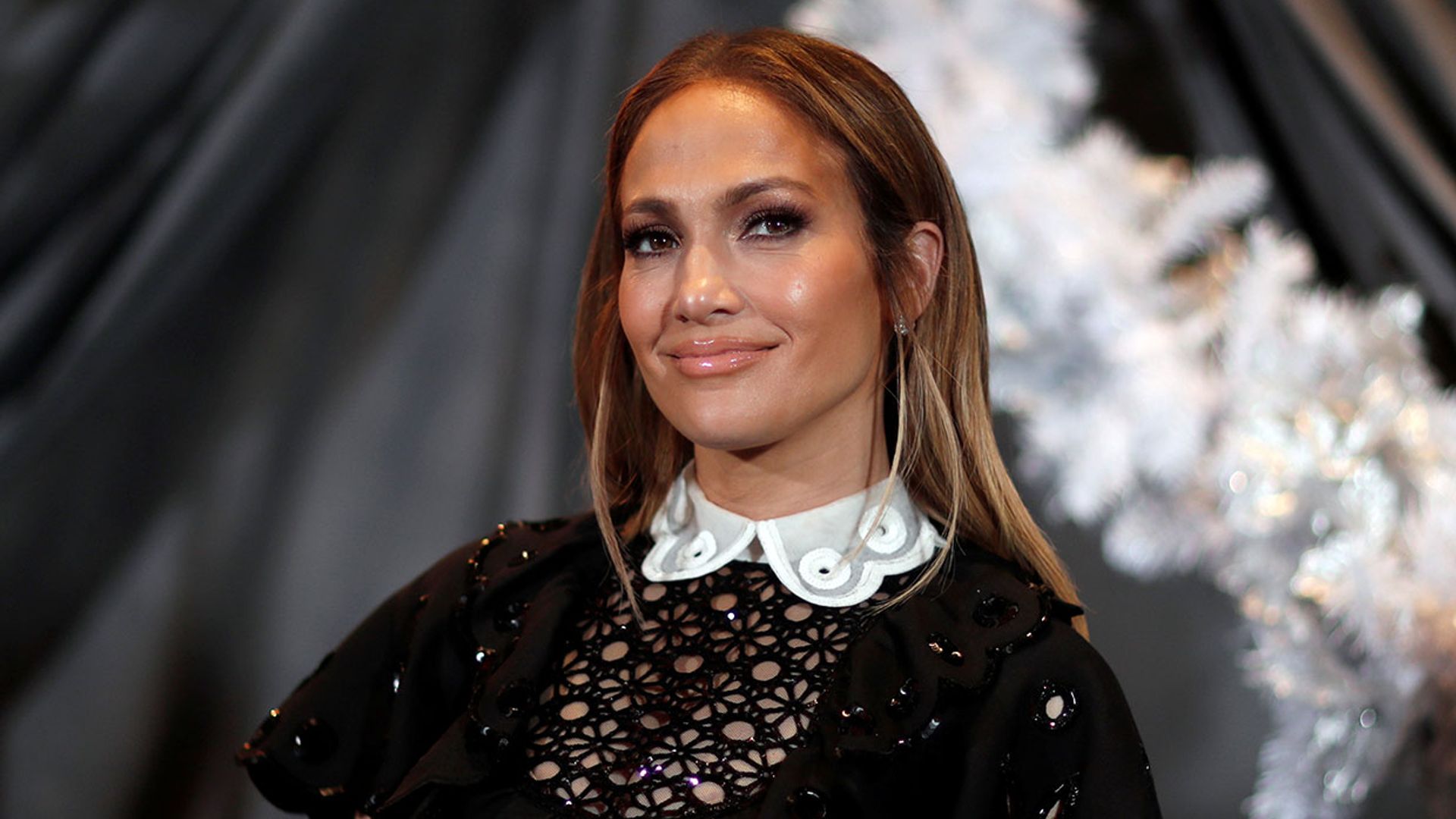 El anillo de compromiso de Jennifer Lopez 'brilla' por su ausencia