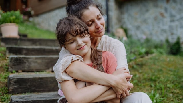 madre abraza a su hija