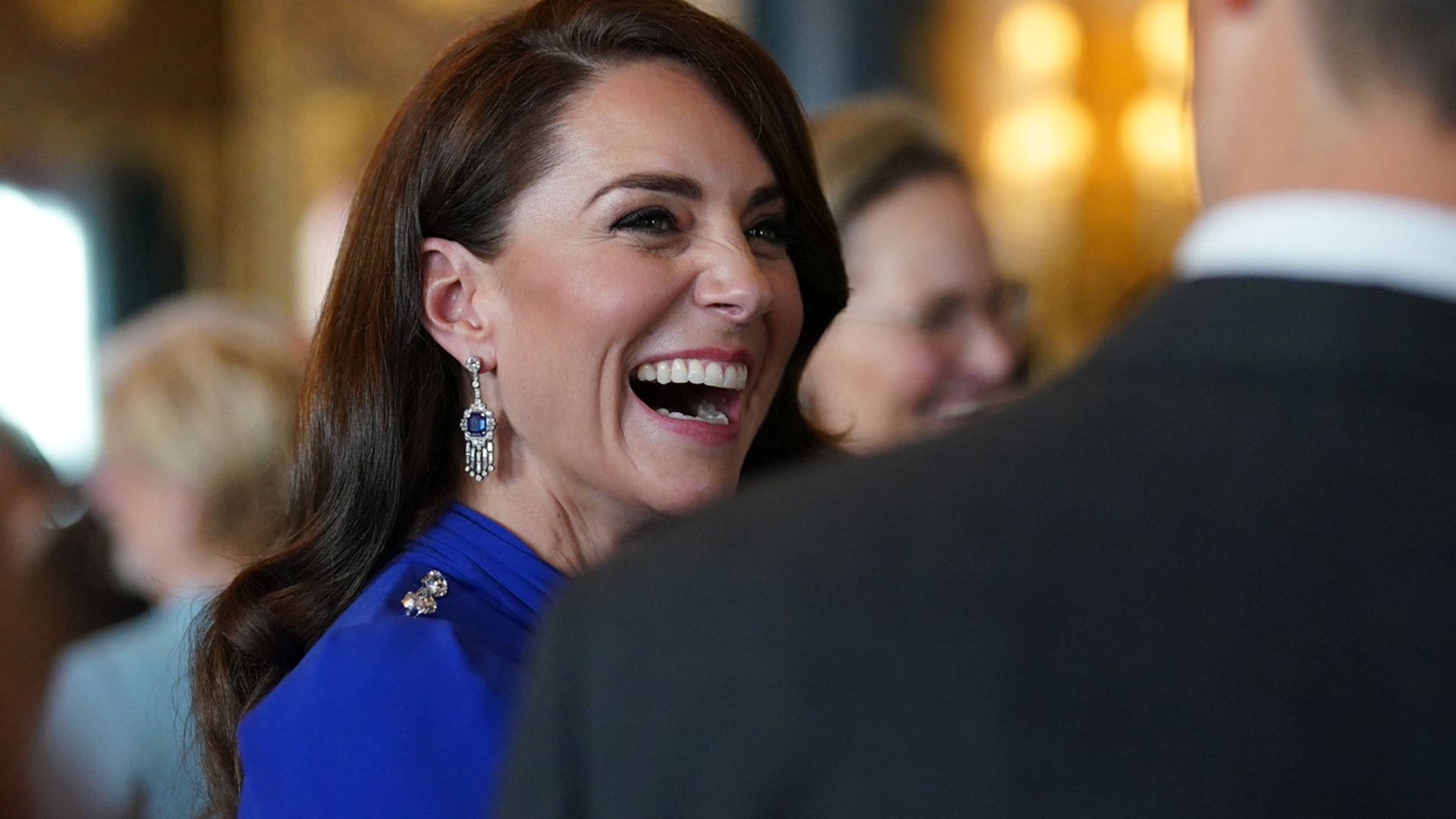 El espectacular look de la princesa de Gales: un vestido 'azul real' y pendientes de la Reina madre