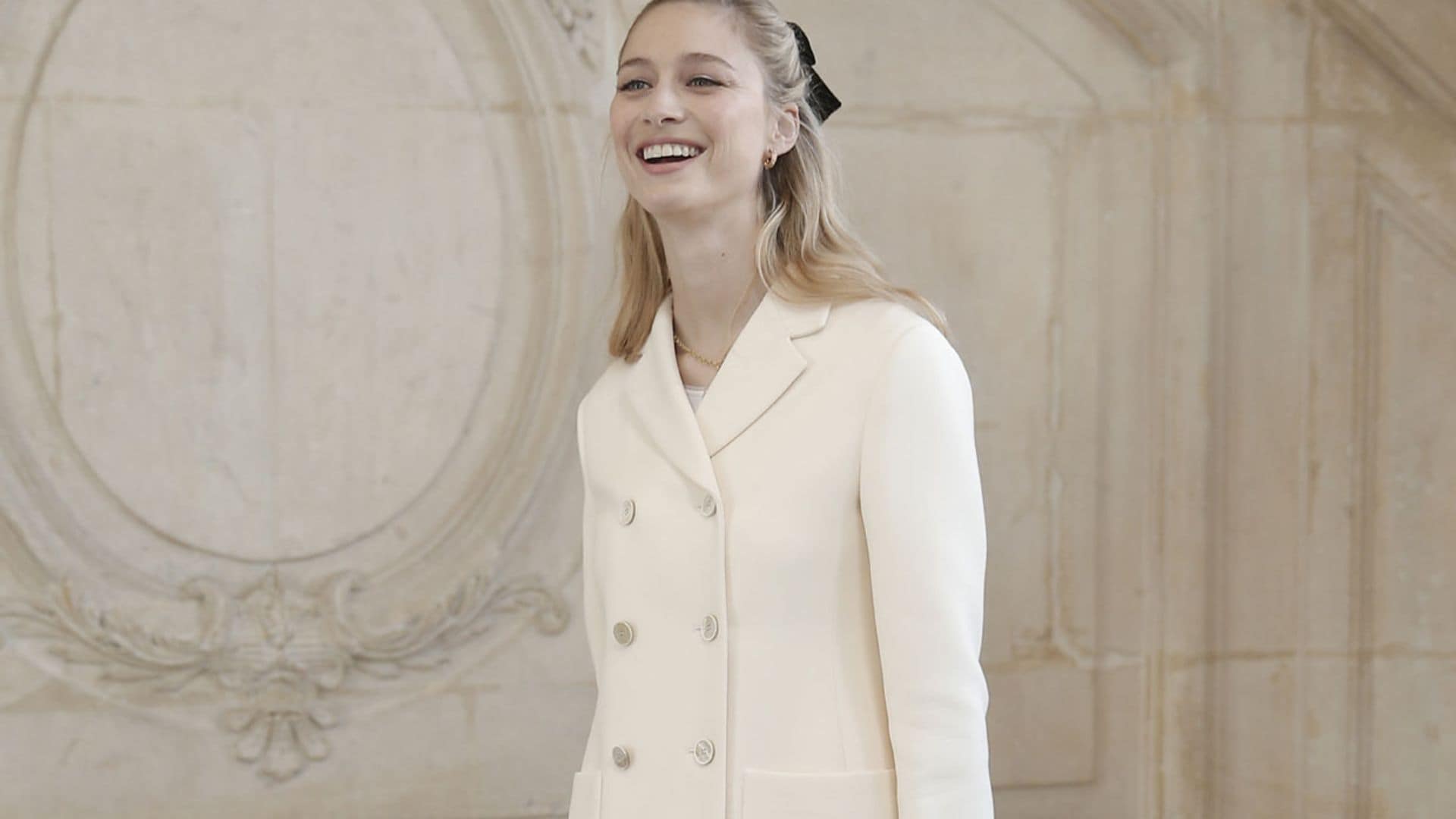 Beatrice Borromeo viaja al exótico paraíso de Dior con un look de minifalda 'total white'