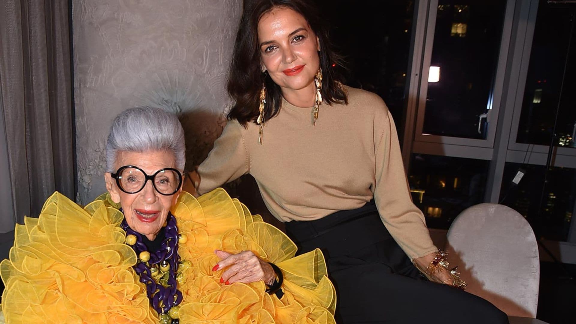 Katie Holmes asiste al 100 cumpleaños de la diseñadora Iris Apfel, todo un icono de estilo del siglo XXI