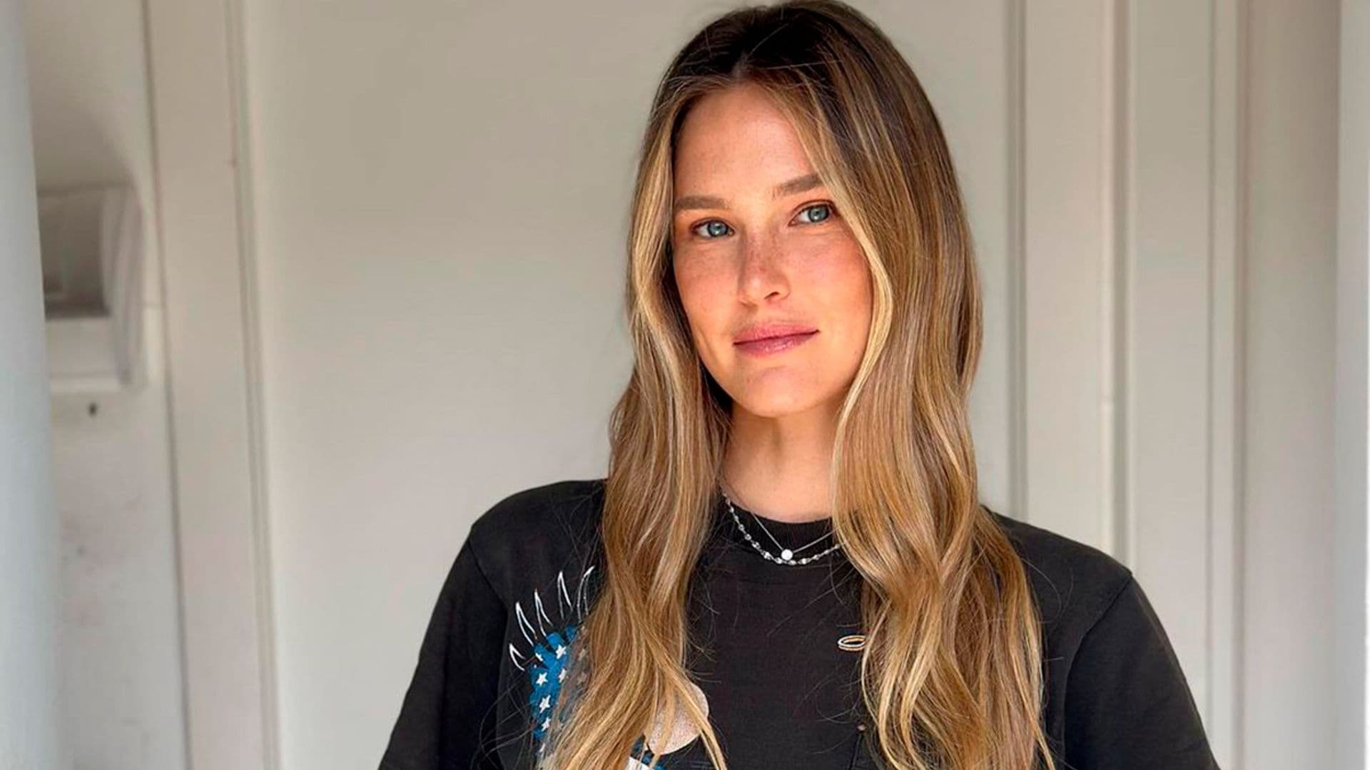 Bar Refaeli desvela el truco para crear el maquillaje exprés que sube el autoestima: ¡una cereza!