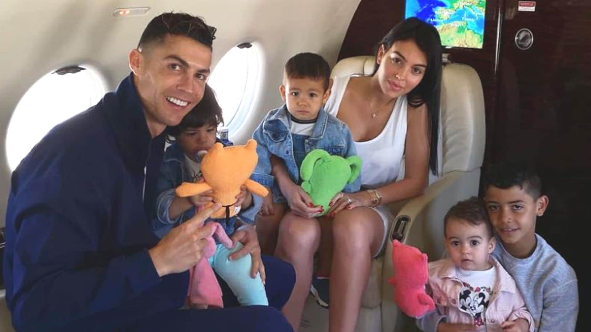 Cristiano y Georgina ponen rumbo a sus vacaciones con toda su tropa