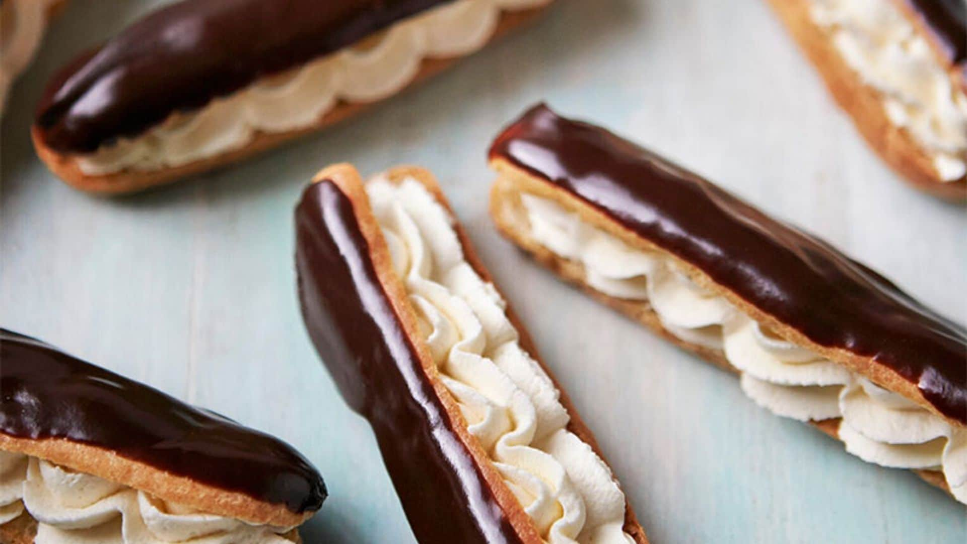 'Éclairs' rellenos de nata con glaseado de chocolate